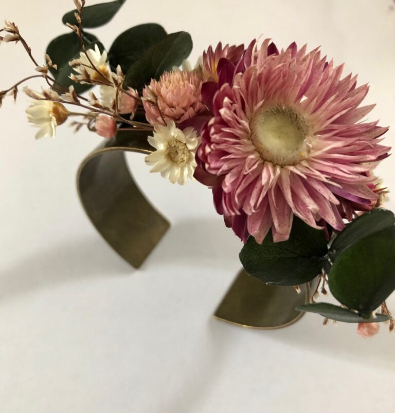 Bracelet en fleurs séchées roses