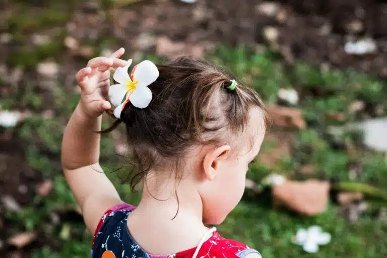 Petite fille avec une fleur glissée dans les cheveux