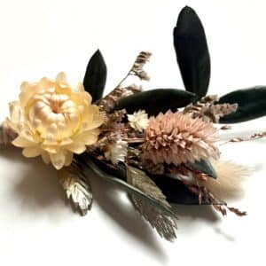 Broche en fleurs séchées